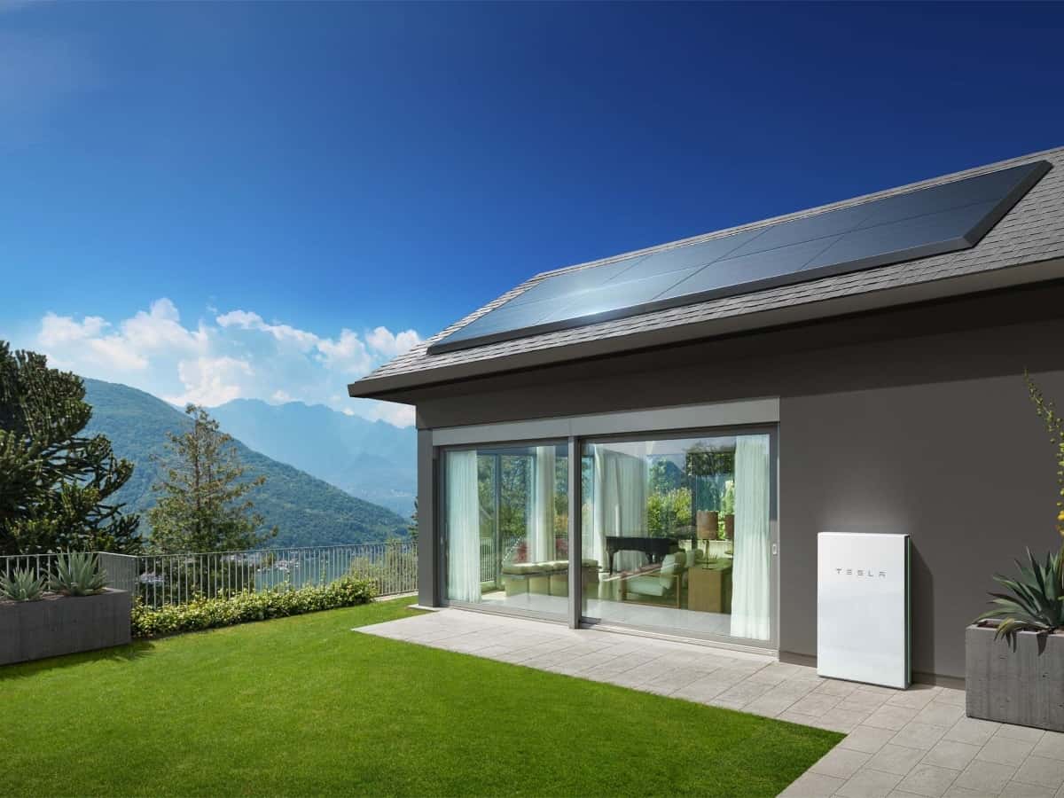 the tesla solar powerbank with solar panels on the roof