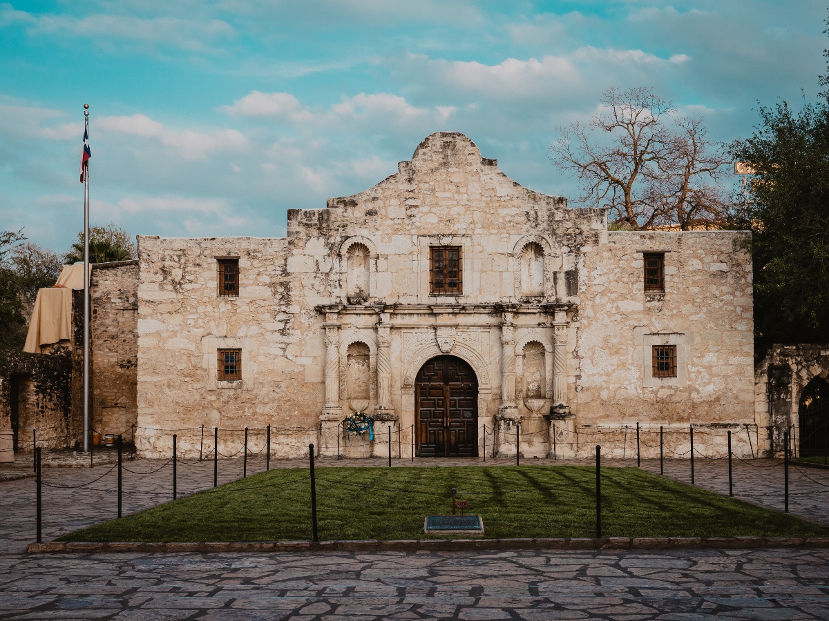 the outside view of the alamo in san antonio texas